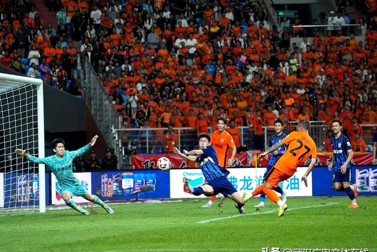 aoa体育直播-关于上海上港客场大破对手，稳居积分榜前列的信息