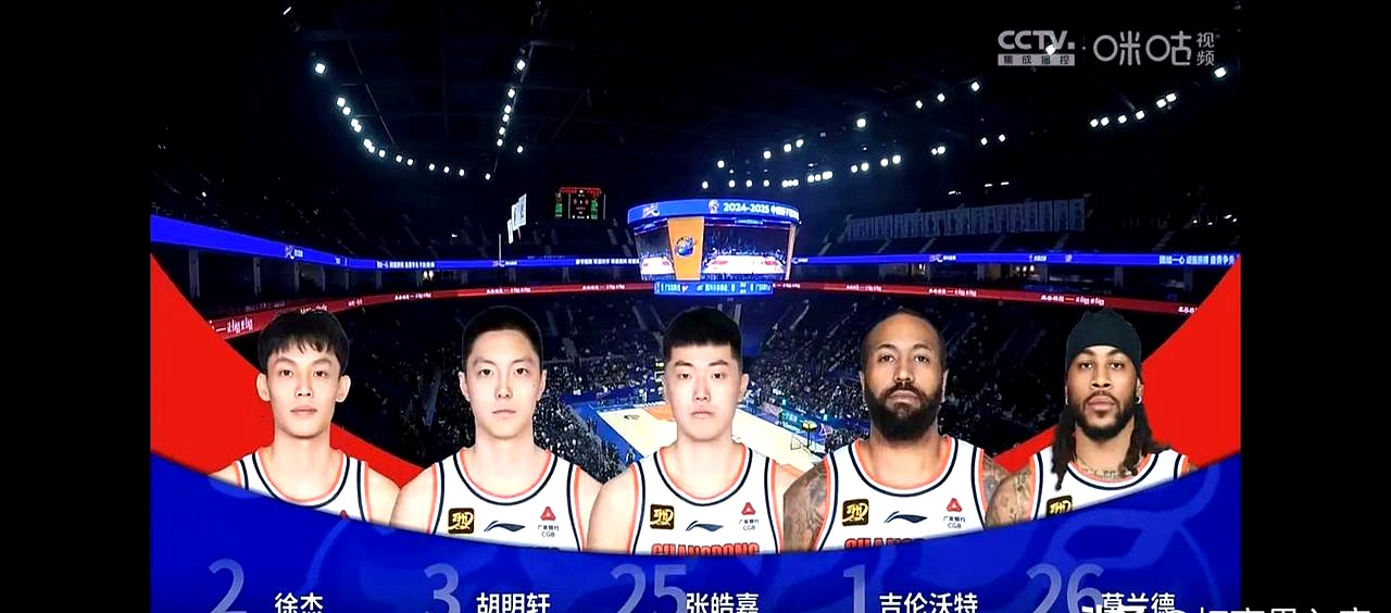 aoa体育新闻-双方球员大秀技术，比赛精彩不断