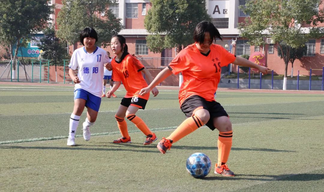 aoa体育-女性足球球员青春飞扬，力争胜利的简单介绍