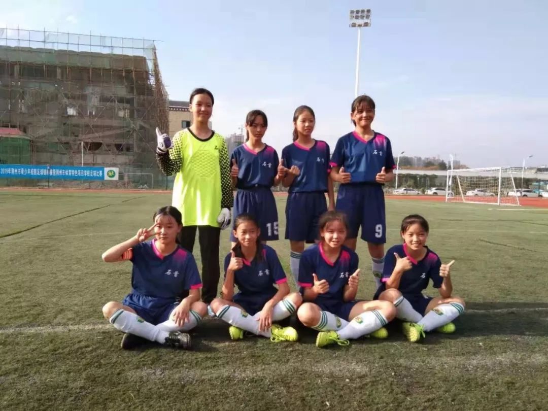 女性足球球员青春飞扬，力争胜利的简单介绍