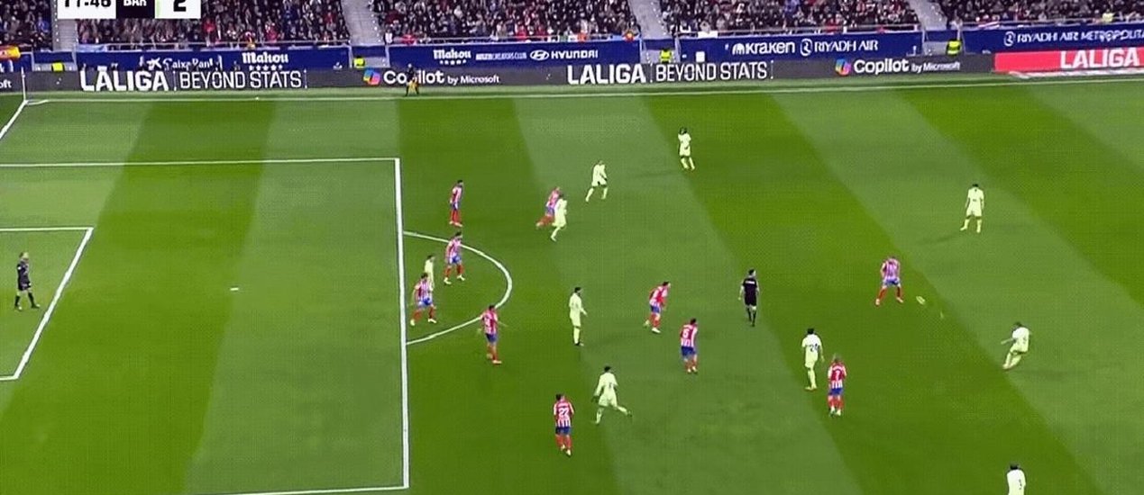 关于足球比赛中偶遇惊险一幕,球迷看得目瞪口呆的信息 关于足球比赛中偶遇惊险一幕,球迷看得目瞪口呆的信息