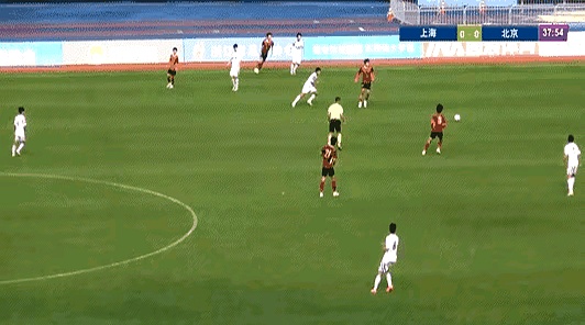 关于足球比赛中偶遇惊险一幕,球迷看得目瞪口呆的信息 关于足球比赛中偶遇惊险一幕,球迷看得目瞪口呆的信息