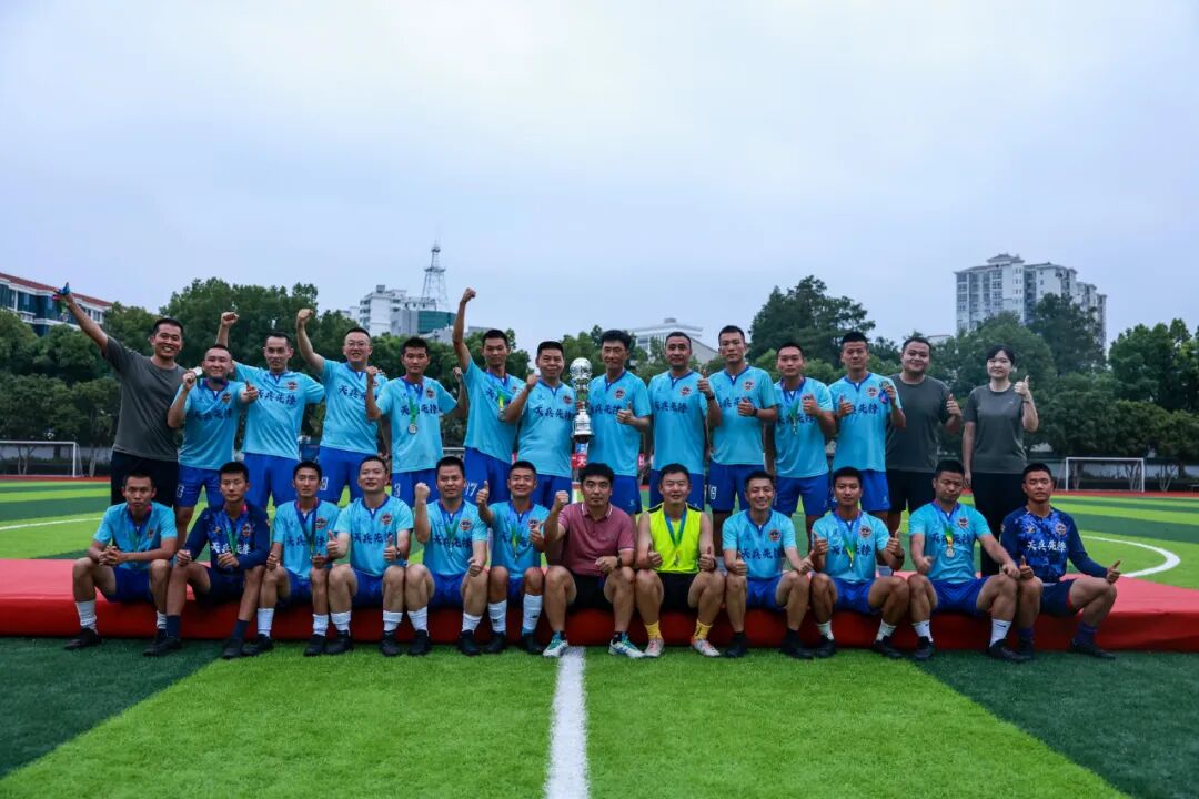 足球比赛中球员展现团队协作精神 足球比赛中球员展现团队协作精神