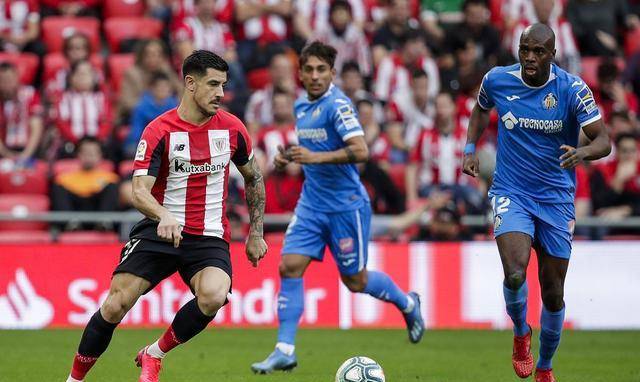 奥萨苏纳艰难战胜对手,成功拿下关键三分 奥萨苏纳艰难战胜对手,成功拿下关键三分