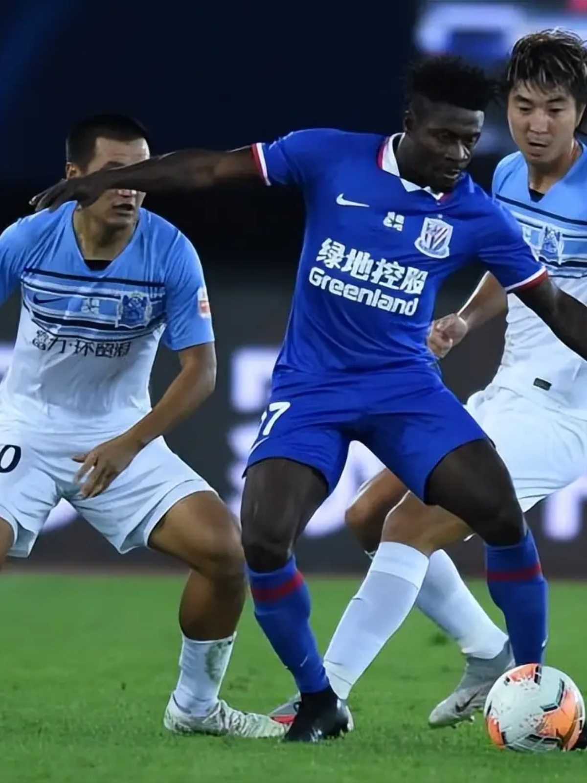 包含财力雄厚的上海申花酝酿大手笔引援，欲在联赛中立于不败之地的词条