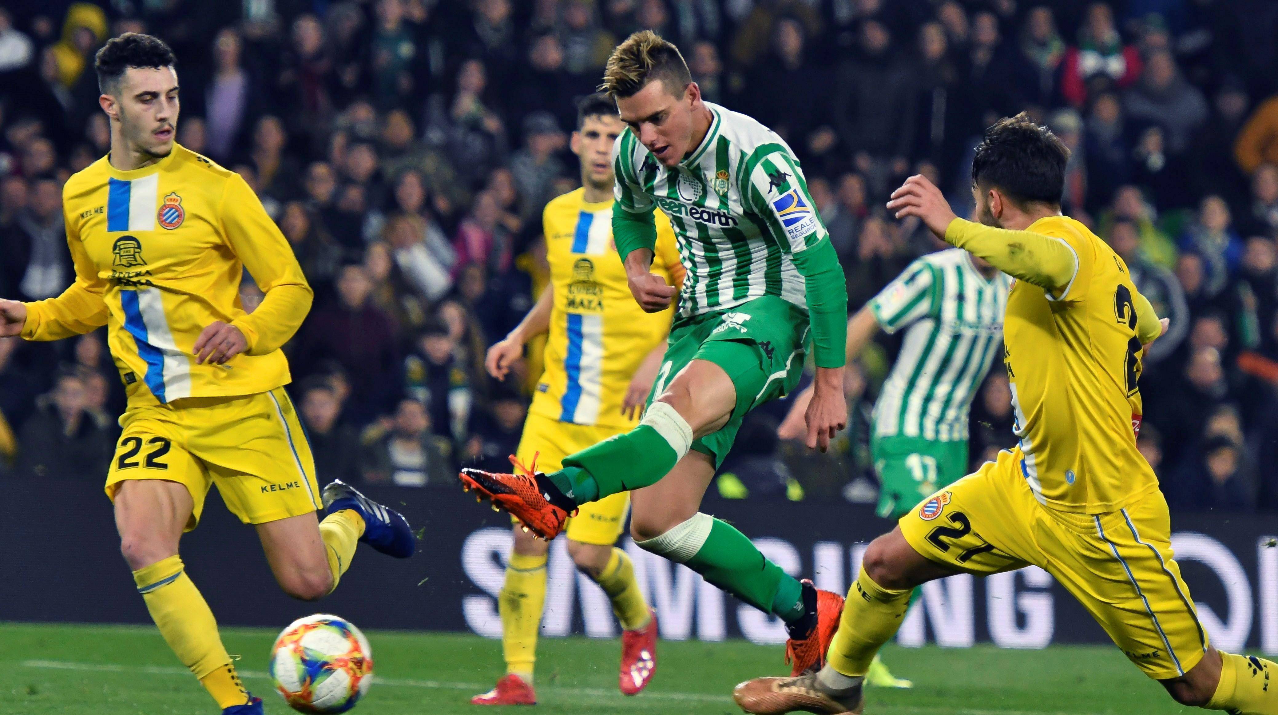 aoa体育馆-巴伦西亚FC球迷为球队欢呼