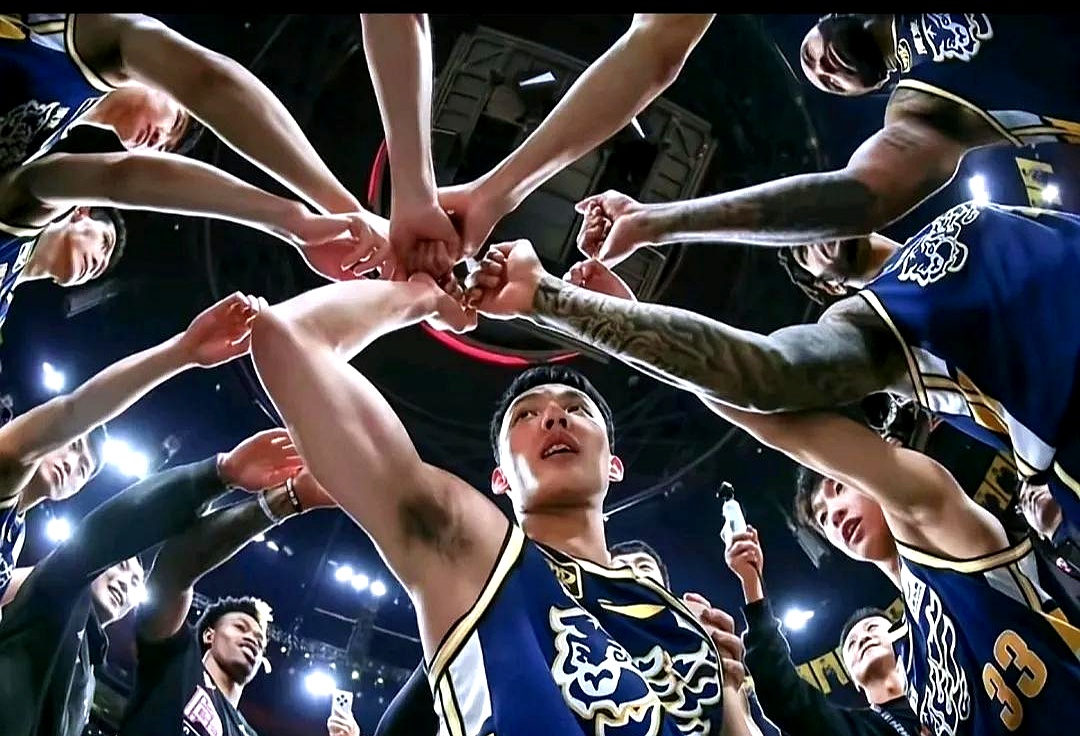 激动人心的一幕,球队展现出超凡的团队合作 激动人心的一幕,球队展现出超凡的团队合作