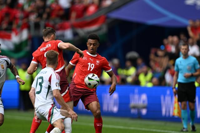 aoa体育官网-斯洛伐克队在欧洲杯比赛中获得胜利，进军四强！