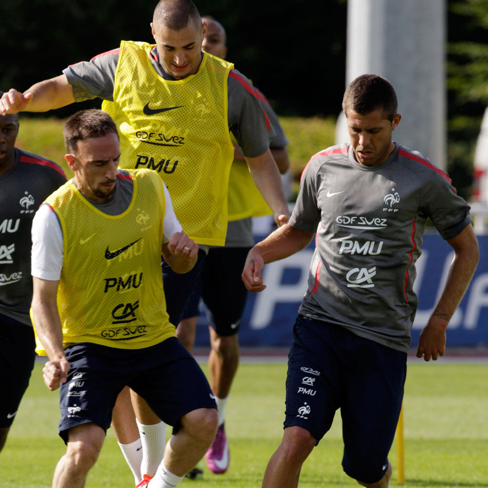 包含秘鲁队战胜强敌，欧洲预选赛竞技水平高涨的词条