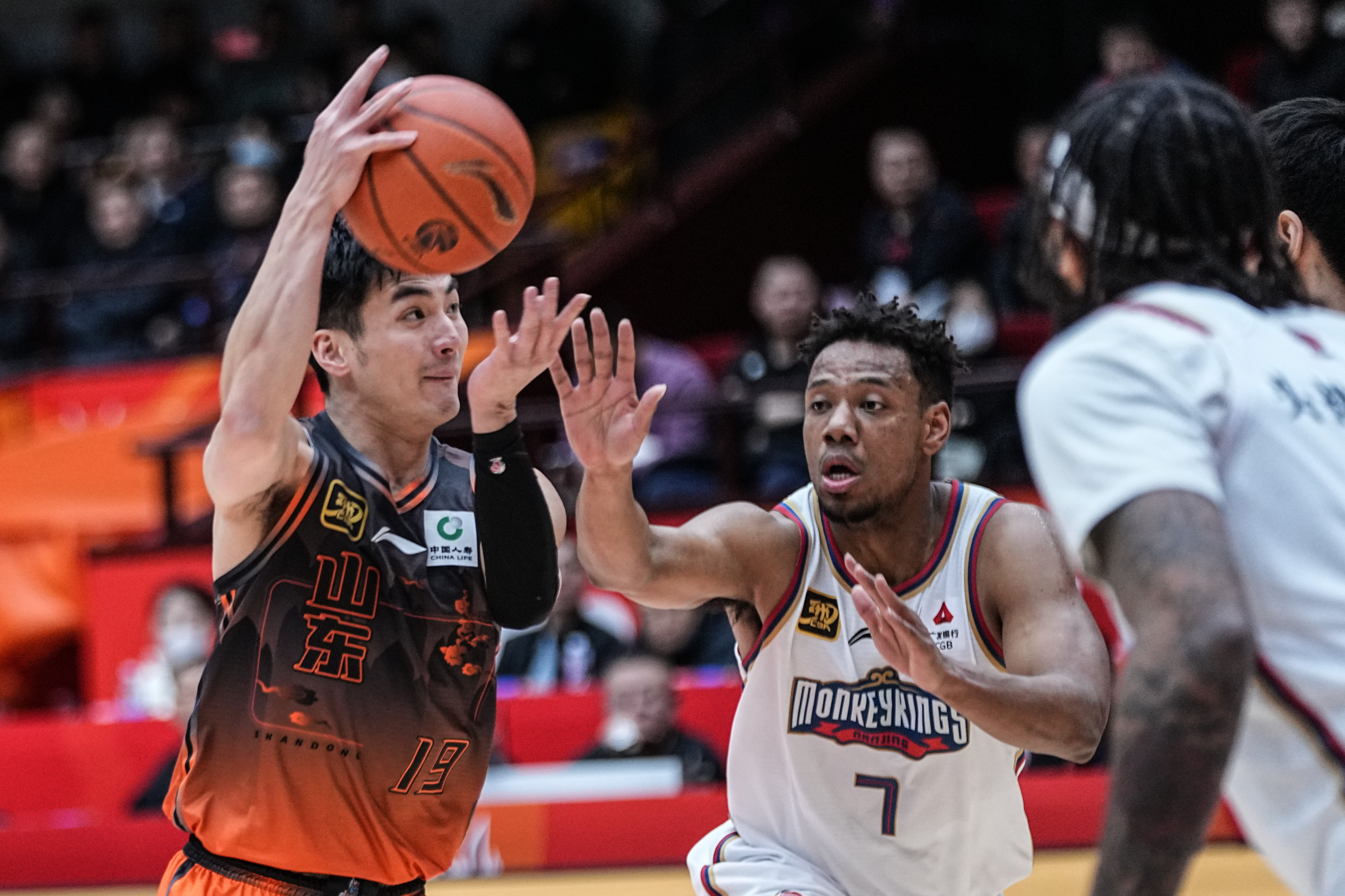 新疆男篮主场输给山东队,连败局势难挽回!的简单介绍 新疆男篮主场输给山东队,连败局势难挽回!的简单介绍