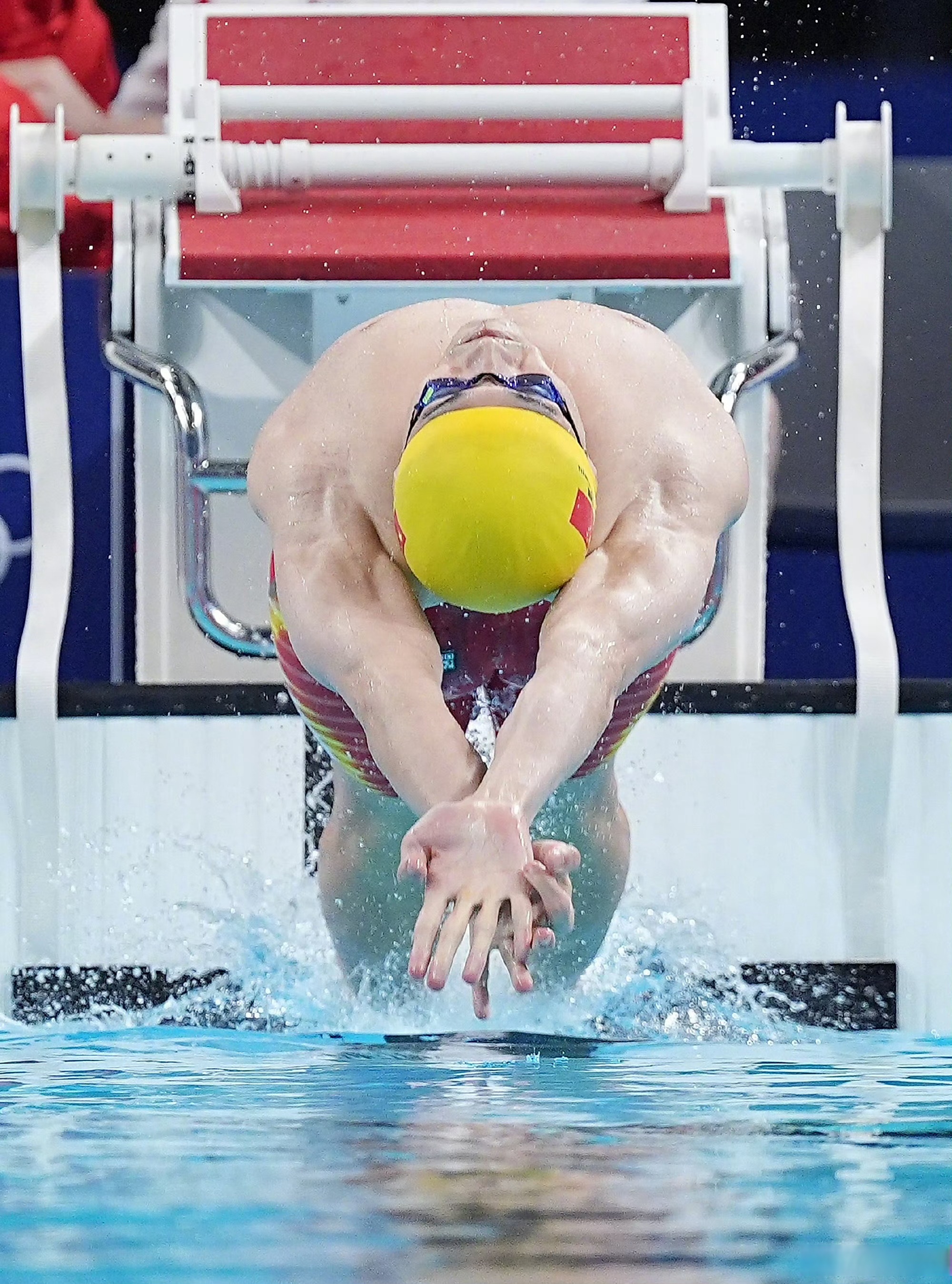 瑞士跳水选手高难度动作,夺得冠军 瑞士跳水选手高难度动作,夺得冠军