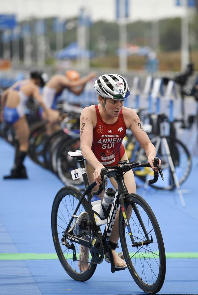 瑞士跳水选手高难度动作,夺得冠军 瑞士跳水选手高难度动作,夺得冠军