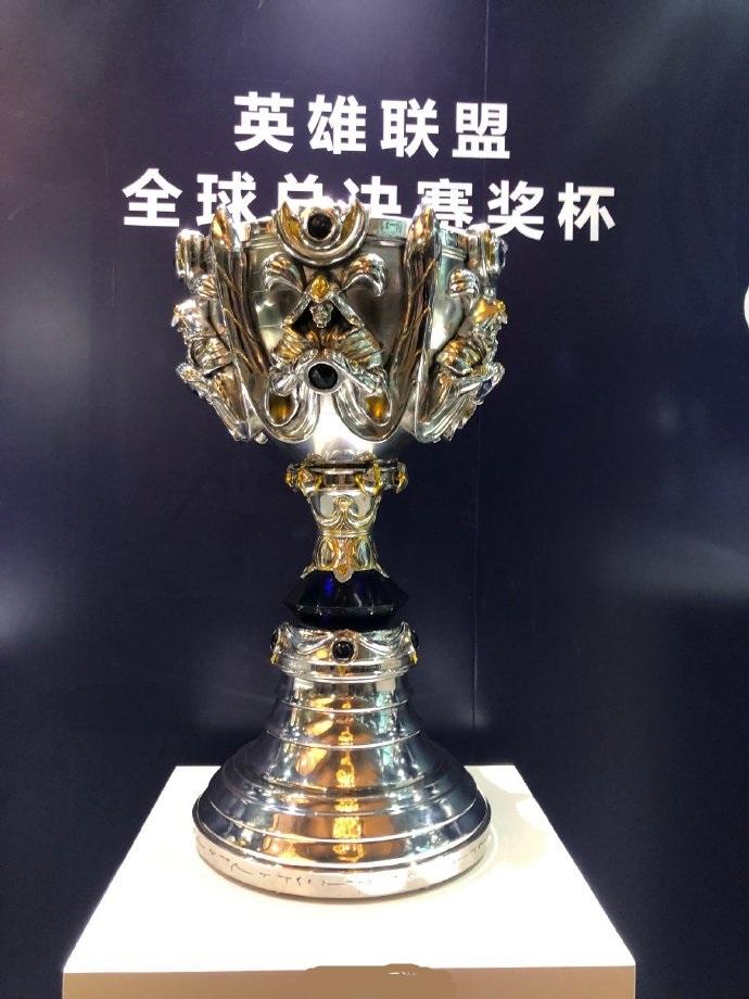 冠军奖杯再次易主,卫冕冠军无奈溃败的简单介绍 冠军奖杯再次易主,卫冕冠军无奈溃败的简单介绍